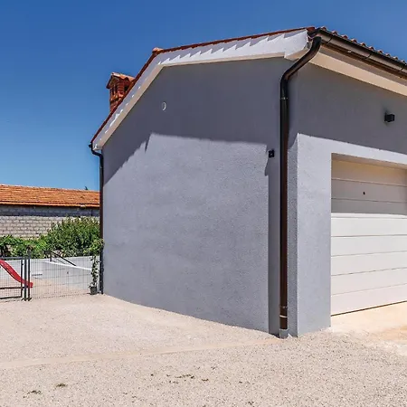 1 Bedroom Stunning In Apartment