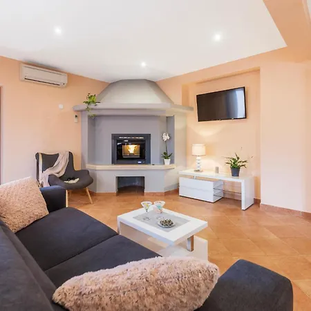 1 Bedroom Stunning In Apartment *