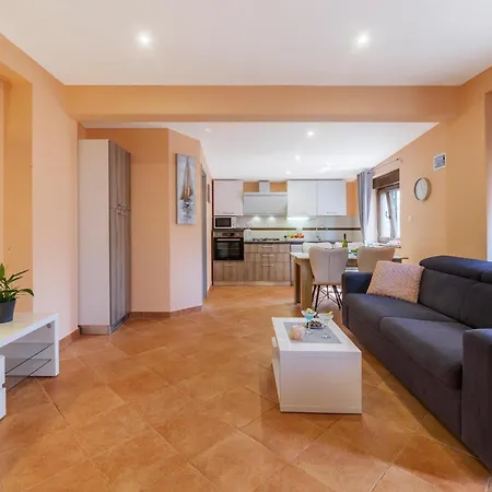 Apartment 1 Bedroom Stunning In *