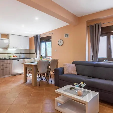 1 Bedroom Stunning In Apartment *
