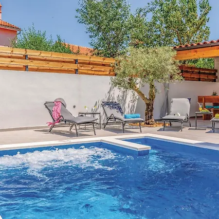 1 Bedroom Stunning In Apartment