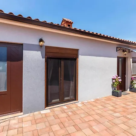 1 Bedroom Stunning In Apartment *
